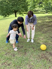 ボール遊びをする家族