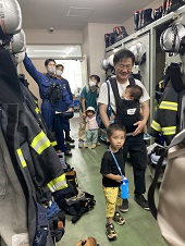消防署内の見学をする親子たち