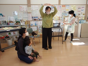 リトミックの先生が両手で大きな丸を作っている