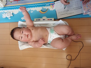 乳児の体重測定