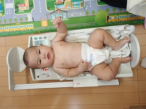 体重測定中の乳児2