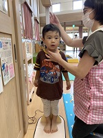 身長を測る幼児