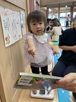 体重を測る幼児2