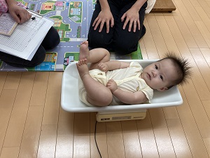 体重を測る乳児2