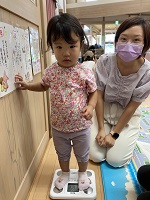 体重を測る幼児