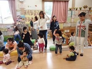 子どもと一緒に楽しく歌ったり踊ったりしている参加者親子の写真