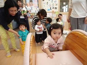 手をつき、滑り台の階段を上る女の子と後ろで順番を待っている男の子の写真
