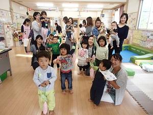 ポーズを決めている沢山の親子の集合写真