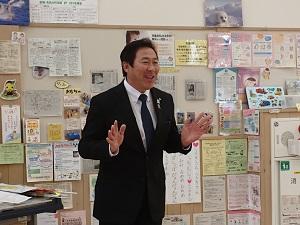 スーツ姿の井上町長が笑顔で話をしている写真