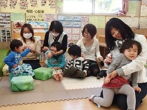 手遊びをしている4組の親子の写真
