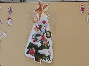 オーナメントが飾られたクリスマスツリーの写真