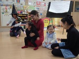 床に座っている3組の親子の写真