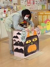 鬼が描かれた段ボールを設置する職員の写真