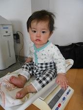 体重計の上に座っている赤ちゃんの写真