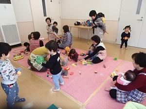 別室保育室で7名の保育ボランティアさんに見守られながらおもちゃで遊んでいる子ども達の写真