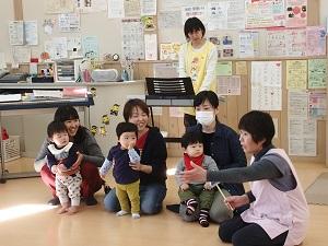 3人の誕生日の子供にインタビューする職員の写真