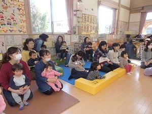 沢山の親子が座っている写真