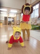 くまのキャラクターのコスチュームを着た2人の子供の写真