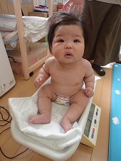 体重を測る乳児4
