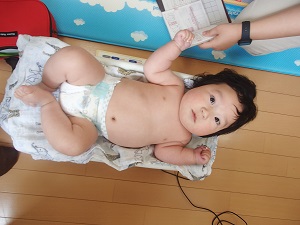体重を測る乳児3