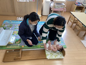 身体測定をする乳児