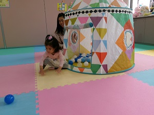 ボールを追いかけようとする幼児