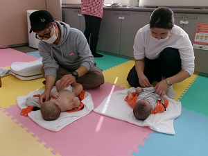 測定の準備をする親子