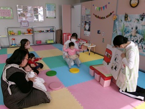 大型絵本を見る親子たち