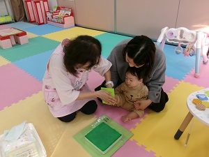 足型をとる親子と先生