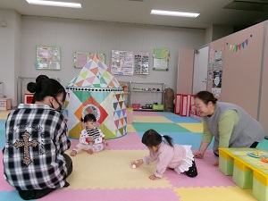 テントの側で遊ぶ親子たち