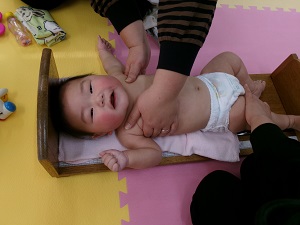 身長を測る乳児