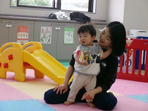 クレヨンのペープサートを作った親子