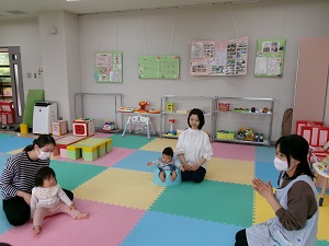誕生月をお祝いする先生と親子たち