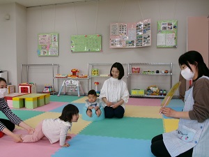 先生の出し物に興味を示す幼児
