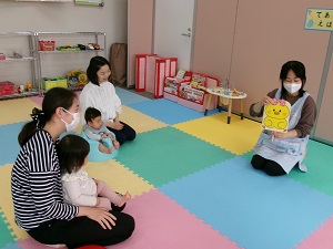 先生の出し物を見る親子たち