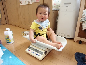 体重を測る乳児2