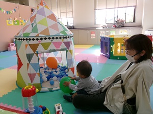 ボールプールと風船で遊び親子