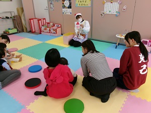 ペープサートの当てっこを楽しむ親子たち