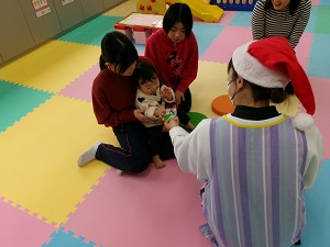 プレゼントをもらう親子