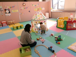 ボールプールや電車で遊ぶ親子