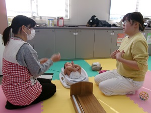 お話しをする母と助産師