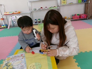 でんでん太鼓を作る親子2