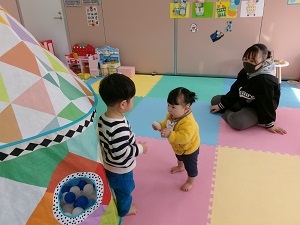 お友だちとの交流と見守る母