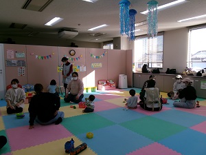 2グループに分かれてトークを楽しむ親子たち
