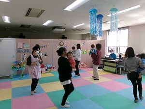 ピアノに合わせて歩いたりジャンプしたりしている様子