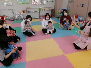ピアノに合わせて鈴を鳴らす様子