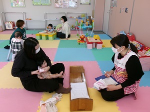 測定後に助産師とお話する様子