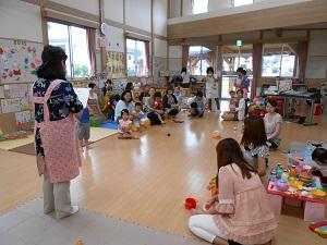 講師の佐藤先生が参加者の親子の皆さんを前に、立って話をしている様子の写真
