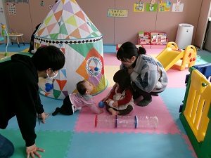 ボールで遊ぶ2組の親子