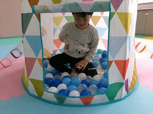 ボールプールで遊ぶ幼児